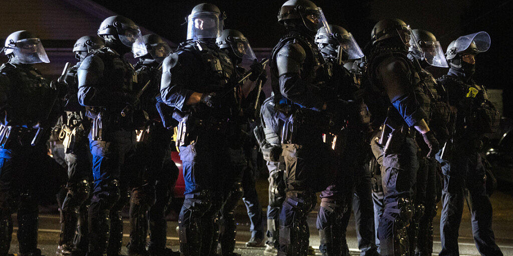 Polizisten beziehen Stellung gegen Demonstranten bei neuen Protesten gegen Rassismus und Polizeigewalt in Portland. Foto: Paula Bronstein/AP/dpa