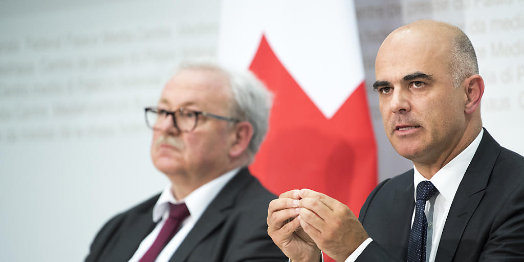 Bundesrat Alain Berset und Jürg Brechbühl, Direktor des Bundesamtes für Sozialversicherungen, werben für die Reform der Altersvorsorge. Bundesrat Alain Berset und Jürg Brechbühl, Direktor des Bundesamtes für Sozialversicherungen, werben für die Reform der Altersvorsorge.