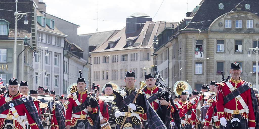 Eine schottische Formation läuft durch die Basler Innenstadt. Eine schottische Formation läuft durch die Basler Innenstadt.