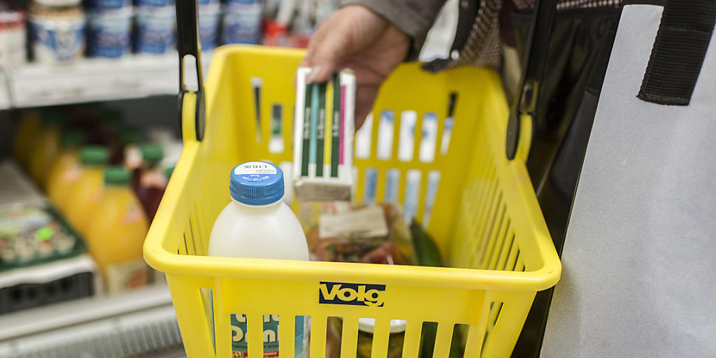 Eine Kundin legt Butter in ihren Einkaufskorb, aufgenommen in der Volg-Filiale im aargauischen Remigen (Archiv) Eine Kundin legt Butter in ihren Einkaufskorb, aufgenommen in der Volg-Filiale im aargauischen Remigen (Archiv)