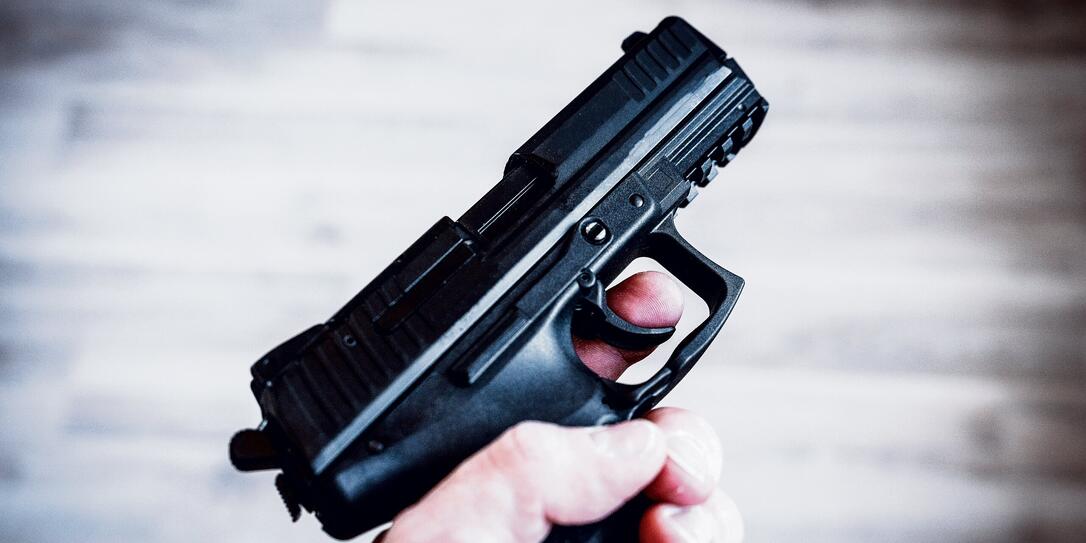 aktion, angriff, arm, copy, drinnen, gefahr, gefährlich, gewalt, halten, hand, hinter, hobbys, konflikt, kriminalität, kriminell, leute, mann, menschlich, militär, mittelteil, mord, männer, mörder, nur, person, pistole, polizei, räuber, schießen, sc aktion, angriff, arm, copy, drinnen, gefahr, gefährlich, gewalt, halten, hand, hinter, hobbys, konflikt, kriminalität, kriminell, leute, mann, menschlich, militär, mittelteil, mord, männer, mörder, nur, person, pistole, polizei, räuber, schießen, sc