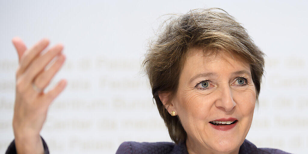 Für Verkehrsministerin Simonetta Sommaruga ist die Verlagerungspolitik eine Erfolgsgeschichte. Trotzdem brauche es weitere Massnahmen. Für Verkehrsministerin Simonetta Sommaruga ist die Verlagerungspolitik eine Erfolgsgeschichte. Trotzdem brauche es weitere Massnahmen.