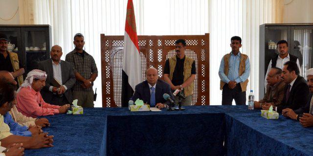 Hadi (Mitte) trifft sich mit lokalen Beamten in Aden (Archiv) Hadi (Mitte) trifft sich mit lokalen Beamten in Aden (Archiv)