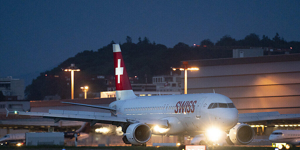 Mit den Flugpreisen soll es gemäss einer Studie 2020 nach oben gehen: Eine Maschine der Swiss auf dem Flughafen Zürich-Kloten (Archivbild).