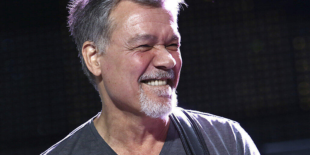 ARCHIV - Gitarrist Eddie Van Halen tritt 2015 bei einem Konzert auf. Foto: Greg Allen/Invision/AP/dpa