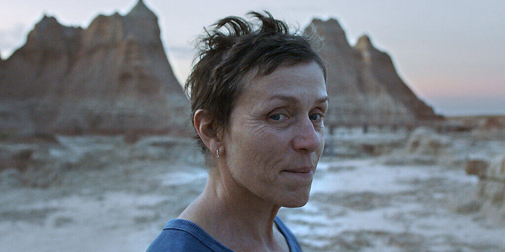 HANDOUT - Frances McDormand als Fern in einer Szene des Films «Nomadland» (undatierte Filmszene). Foto: -/20th Century Studios/Biennale di Venezia/dpa - ACHTUNG: Nur zur redaktionellen Verwendung im Zusammenhang mit der Berichterstattung über den Film im Zusammenhang mit den 77. Internationalen Filmfestspielen in Venedig. Das Foto darf nicht verändert und nur im vollen Ausschnitt verwendet werden. Keine Archivierung. Nur mit vollständiger Nennung des vorstehenden Credits