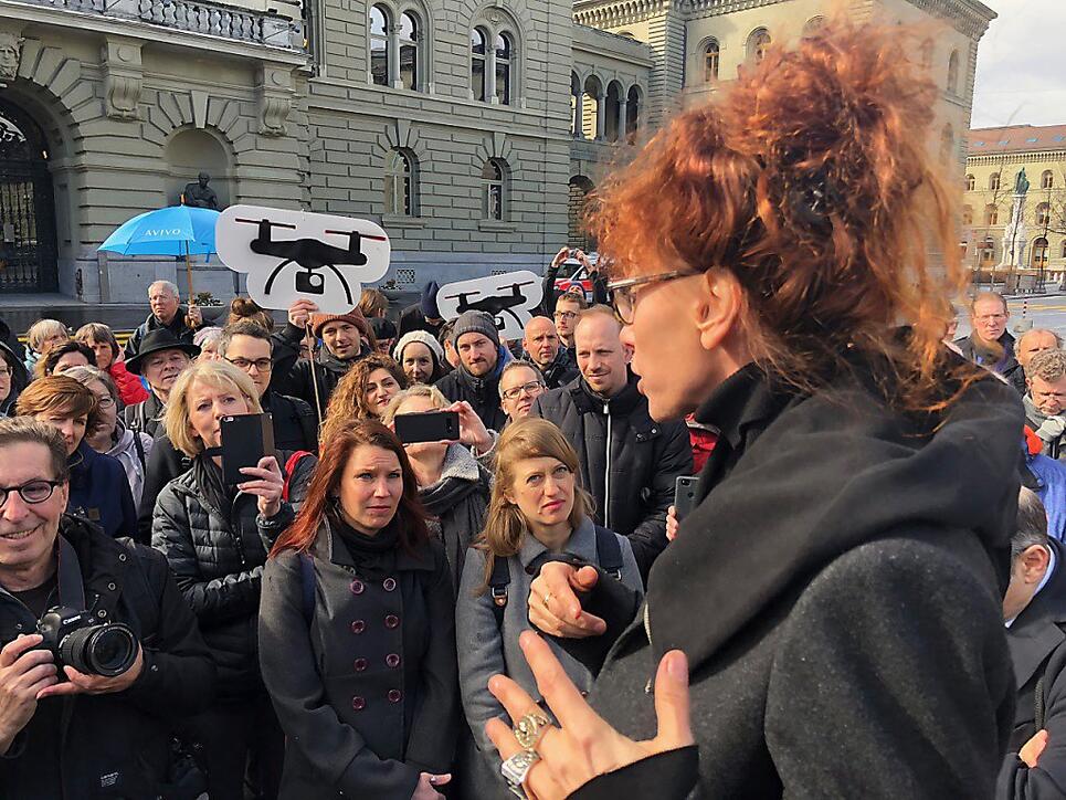 Autorin Sibylle Berg und ihre Mitstreiter haben genug Unterschriften gesammelt: Das Referendum gegen das sogenannte "Sozialdetektiv-Gesetz" kommt zustande. (Archivbild)