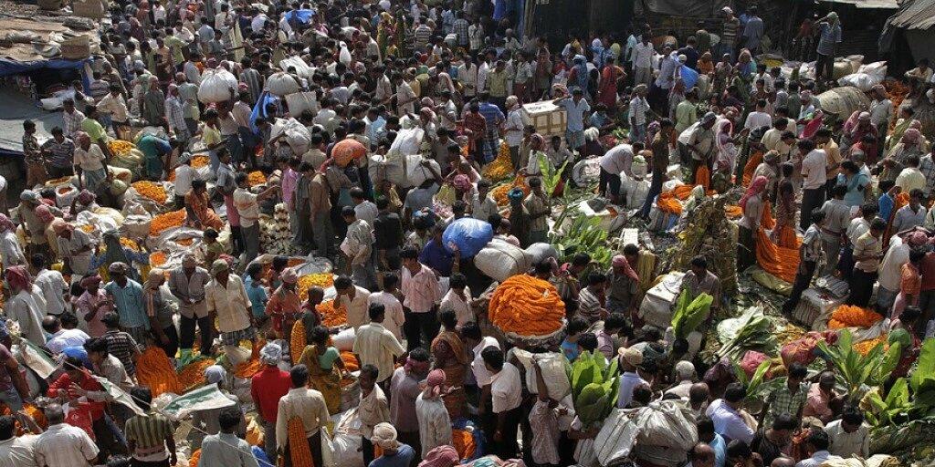 Menschen auf einem Markt in Kalkutta (Indien) - um das Jahr 2027 wird Indien einer Schätzung der Uno zufolge China als bevölkerungsreichstes Land überholen.(Symbolbild)