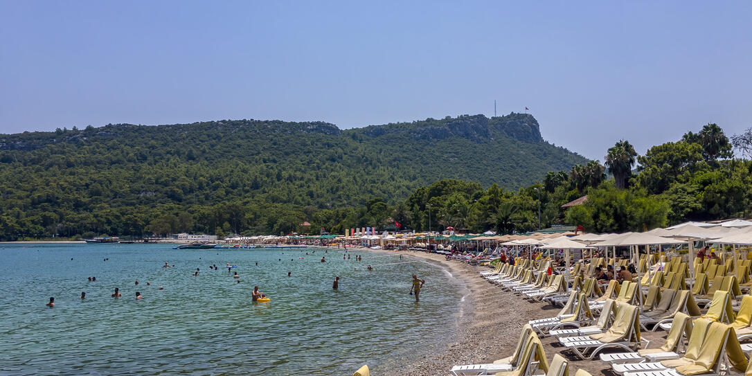Türkei, Antalya, Kemer, Türkisches Riviera, Sehenswürdigkeiten, Sehenswert, Uhrturm, Kemer Tower, Reise, Urlaubsort, Urlaub, Ferien, Ferienort, Sommer, Schönes Wetter, Blau Himmel, Wolkenlos, Stadt, Stadtmitte, Palmen, Parkanlage, Tower Restaurant, Uhr, Tü