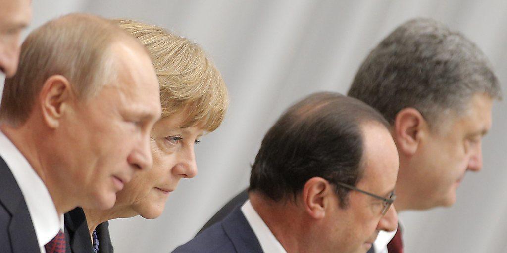 Steckten die Köpfe über den Ukraine-Konflikt zusammen: Putin, Merkel, Hollande und Poroschenko sprechen sich per Telefon ab. (Archivbild) Steckten die Köpfe über den Ukraine-Konflikt zusammen: Putin, Merkel, Hollande und Poroschenko sprechen sich per Telefon ab. (Archivbild)