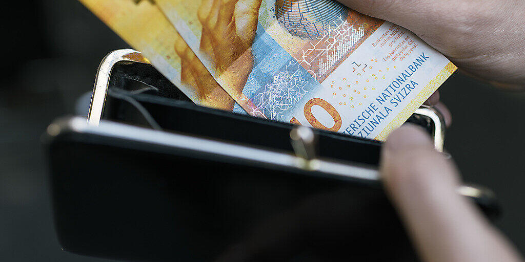 Die Arbeitnehmenden in der Schweiz haben im vergangenen Jahr unter Berücksichtung der Teuerung erstmals seit langem wieder mehr Geld im Portemonnaie gehabt. Die Reallöhne sind um 0,5 Prozent angestiegen.(Symbolbild)