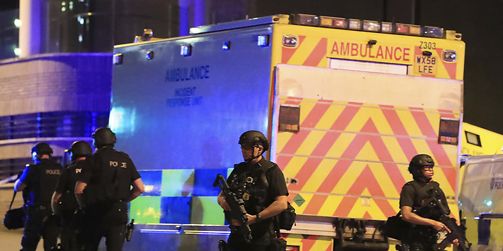 Mindestens 19 Tote und über 50 Verletzte gab es bei einem Konzert in der Manchester Arena. Die schwerbewaffnete Polizei behandelt den Zwischenfall als Terrorakt.