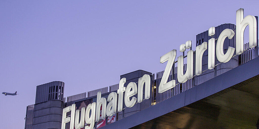 Der Flughafen Zürich hat im vergangenen Geschäftsjahr vom rekordhohen Passagieraufkommen profitiert und den Umsatz deutlich gesteigert. Der Gewinn fiel dagegen wegen Sondereffekten tiefer aus. (Archiv)