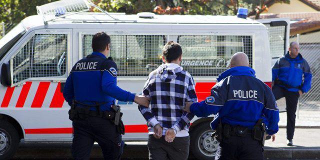 Polizisten führen einen Mann in Handschellen ab (Symbolbild)