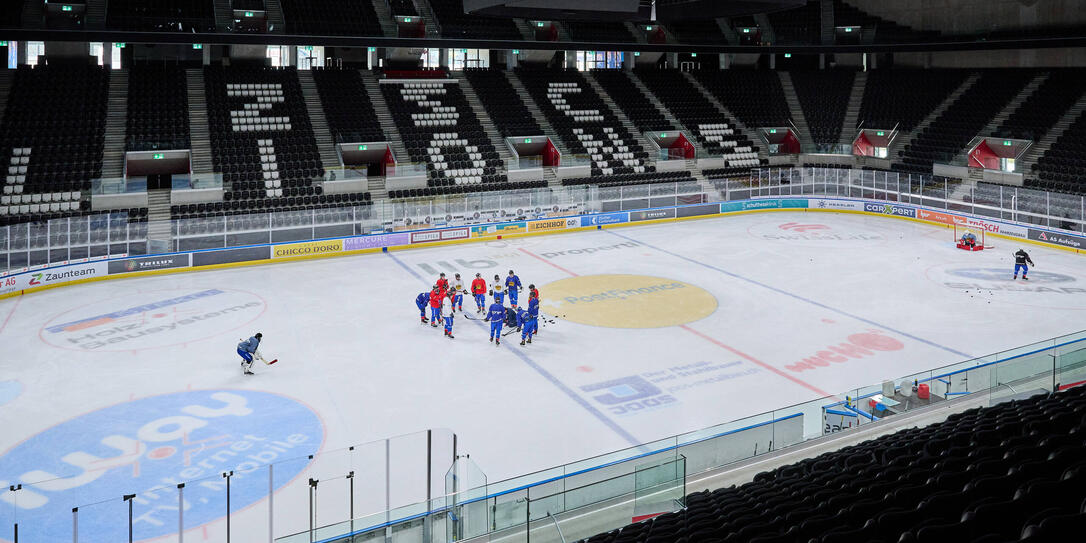 Ein spezielles Training: Die Liechtensteiner Nationalmannschaft in der Swiss Life Arena, die 12 000 Zuschauern Platz bietet. Ein spezielles Training: Die Liechtensteiner Nationalmannschaft in der Swiss Life Arena, die 12 000 Zuschauern Platz bietet.