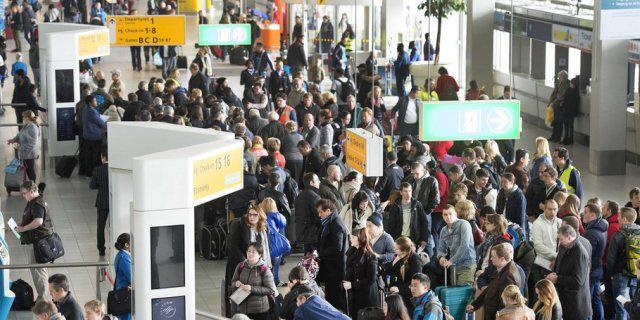 Flugpassagiere warten während des Blackouts am Schiphol Flughafen