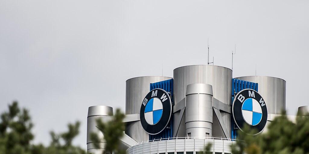 Der Münchner Autobauer BMW hat 2018 den Autoabsatz gesteigert, bleibt aber mit seiner Kernmarke weiter hinter dem Erzrivalen Daimler zurück. (Archivbild)