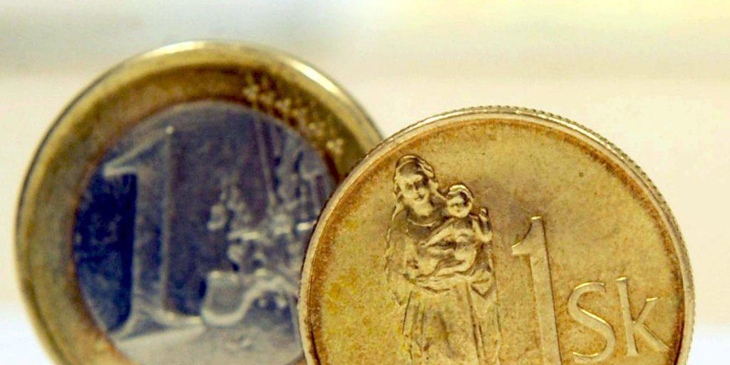 Eine slowakische Krone vor einem Euro: Die Slowaken halten auch sieben Jahre nach der Euro-Einführung noch immer viele Kronen. Eine slowakische Krone vor einem Euro: Die Slowaken halten auch sieben Jahre nach der Euro-Einführung noch immer viele Kronen.