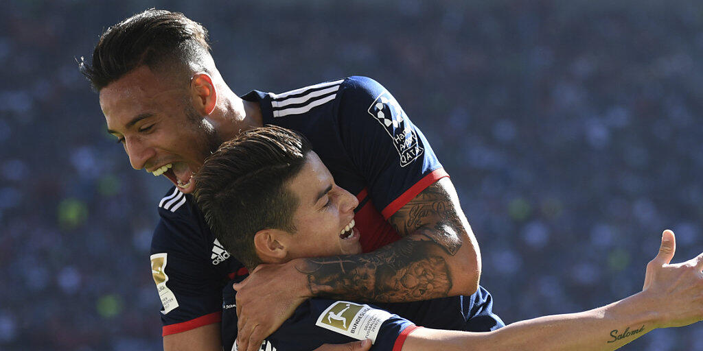Die beiden Torschützen Corentin Tolisso und James Rodriguez feiern ihren ersten Meistertitel mit Bayern München