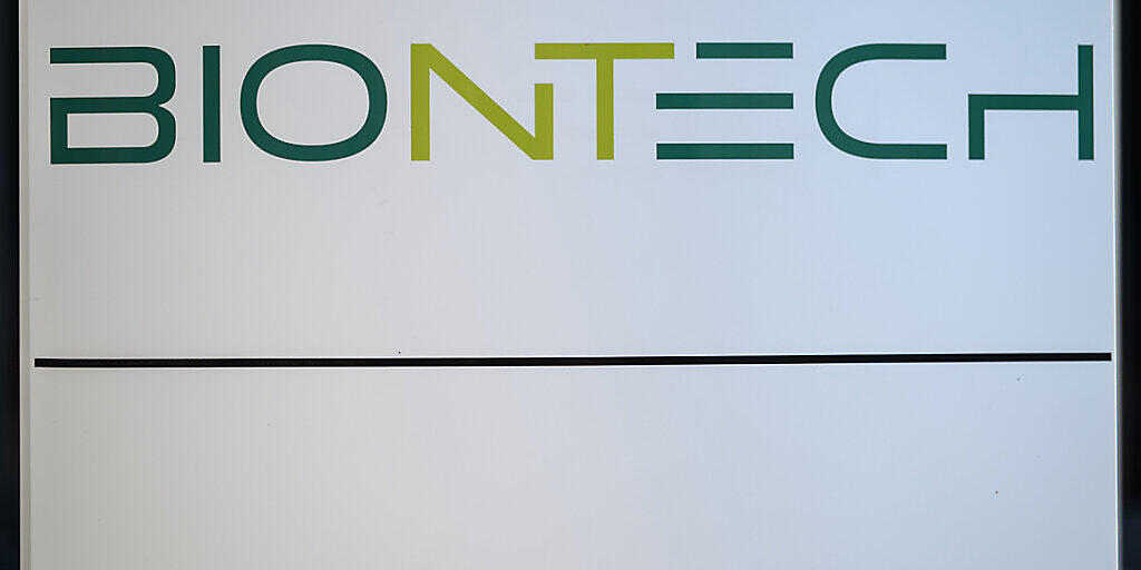 ARCHIV - Biontech-Logo an der Konzernzentrale in Mainz. Foto: Andreas Arnold/dpa