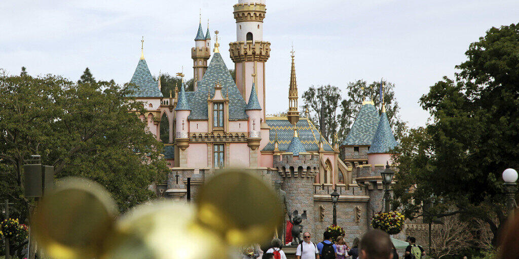 Der beliebte Freizeitpark Disneyland in Kalifornien bleibt wegen der Coronavirus-Pandemie ab Samstag bis Ende März geschlossen.
