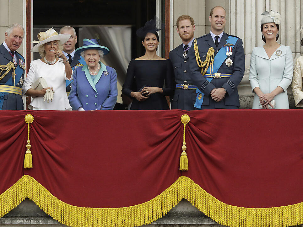Queen Elizabeth und weitere Mitglieder der Königsfamilie haben an der 100-Jahr-Feier der Royal Air Force teilgenommen.