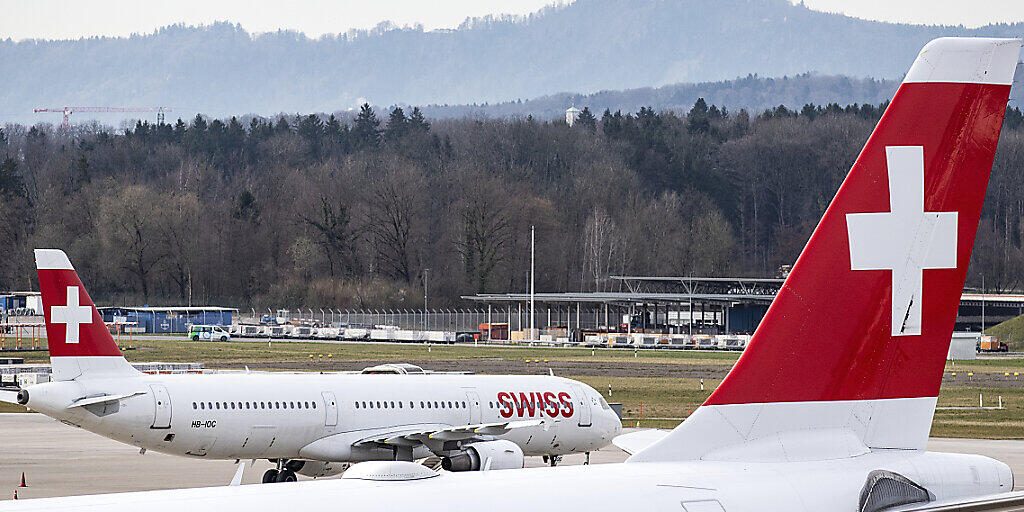 Die Fluggesellschaft Swiss belässt die meisten ihrer Flieger am Boden. (Archivbild)