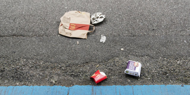 Abfall bei einem Parkplatz in Zürich (Symbolbild) Abfall bei einem Parkplatz in Zürich (Symbolbild)