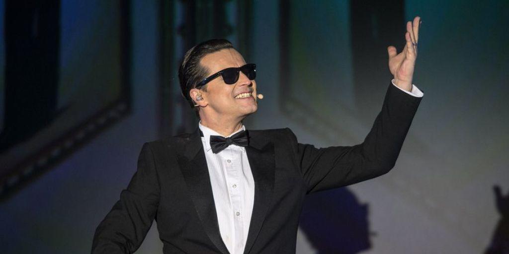Wie aus dem Gesicht geschnitten: Alexander Kerbst überzeugt aber auch stimmlich in "Falco - Das Musical". Im April und Mai kommt die Produktion in die Schweiz.