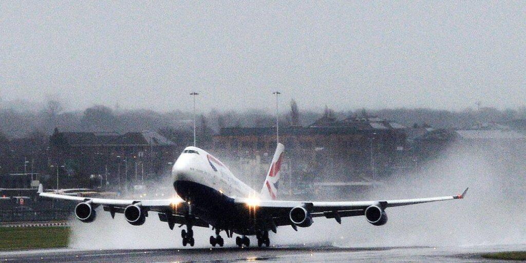 Umstrittene Ausbaupläne: Der britische Grossflughafen Heathrow im Westen Londons soll eine dritte Start- und Landebahn erhalten. (Archivbild)