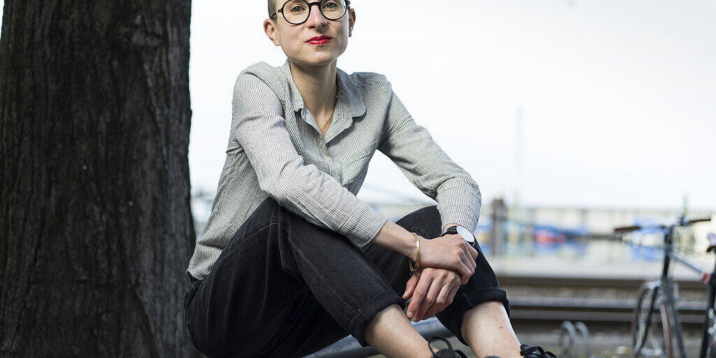 Anna Stern heisst die Trägerin des Schweizer Buchpreises 2020. Ausgezeichnet wurde sie für ihren Roman "das alles hier, jetzt.".