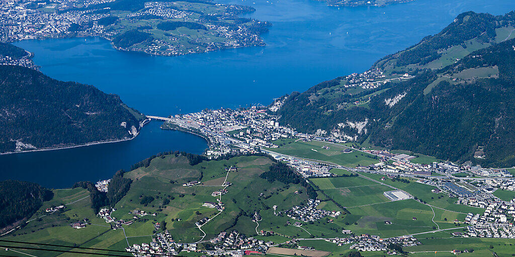 Die Cabrio-Seilbahn auf das Stanserhorn wird am Samstag ausser Betrieb bleiben und erst am Sonntagmorgen wieder Gäste transportieren. Reparaturarbeiten wurden nötig, weil ein Lager eines Seilumlenkrades in der Bergstation defekt ist. (Archivbild)