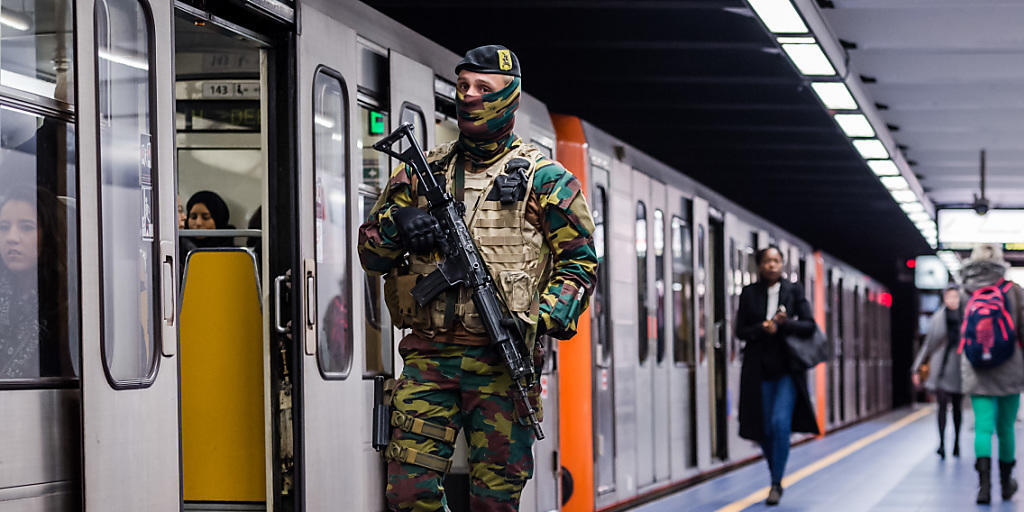 Ein Soldat patrouilliert an der wiedereröffneten Metrostation Maelbeek.