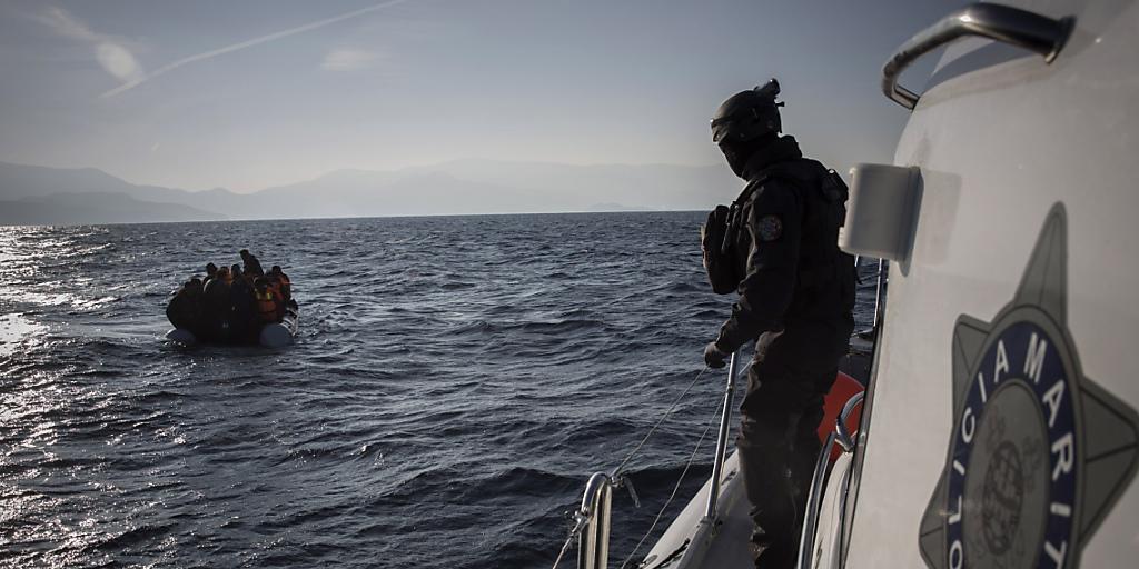 Mitarbeitende von Frontex bei einem Einsatz auf dem Mittelmeer. Die EU-Grenzschutzagentur soll mehr Kompetenzen erhalten. Auch die Schweiz will sich beteiligen. (Archiv) Mitarbeitende von Frontex bei einem Einsatz auf dem Mittelmeer. Die EU-Grenzschutzagentur soll mehr Kompetenzen erhalten. Auch die Schweiz will sich beteiligen. (Archiv)
