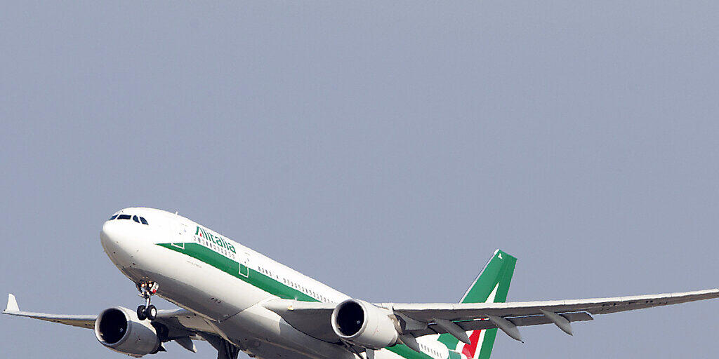 Der Überlebenskampf der maroden italienischen Fluggesellschaft Alitalia zieht sich laut Insider-Informationen weiter in die Länge. (Archivbild)