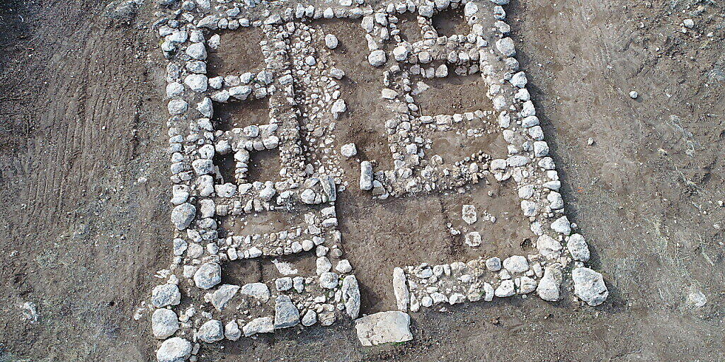 HANDOUT - Blick auf die Überreste einer rund 3200 Jahre alten Festung, die israelische Forscher in der Nähe von Kiriat Gat gefunden haben. Foto: Emil Aladjem/Israel Antiquities Authority/dpa - ACHTUNG: Nur zur redaktionellen Verwendung im Zusammenhang mit der aktuellen Berichterstattung und nur mit vollständiger Nennung des vorstehenden Credits HANDOUT - Blick auf die Überreste einer rund 3200 Jahre alten Festung, die israelische Forscher in der Nähe von Kiriat Gat gefunden haben. Foto: Emil Aladjem/Israel Antiquities Authority/dpa - ACHTUNG: Nur zur redaktionellen Verwendung im Zusammenhang mit der aktuellen Berichterstattung und nur mit vollständiger Nennung des vorstehenden Credits