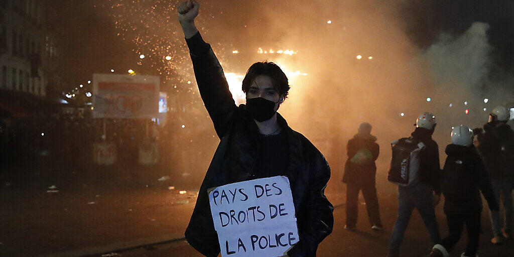 ARCHIV - Ein Teilnehmer hält während eines Protests gegen das neue Sicherheitsgesetz ein Schild mit der Aufschrift «Land der Polizeirechte» in der Hand. Foto: Francois Mori/AP/dpa ARCHIV - Ein Teilnehmer hält während eines Protests gegen das neue Sicherheitsgesetz ein Schild mit der Aufschrift «Land der Polizeirechte» in der Hand. Foto: Francois Mori/AP/dpa