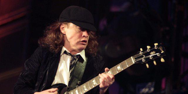 Gitarrist Angus Young bei einem Auftritt 2010 (Archiv)