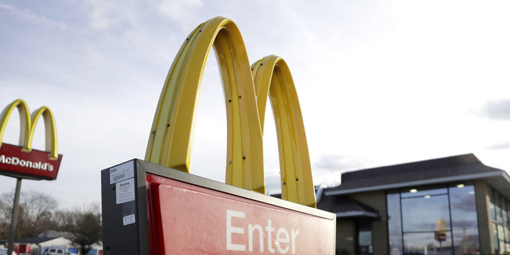 Im Fast-Food-Land Amerika machen McDonald's zahlreiche Rivalen das Leben schwer. Die Angreifer sollen mit modernisierten Filialen, Bestell-Apps, Selbstbedienungssäulen und Rabatten auf Distanz gehalten werden. Im Fast-Food-Land Amerika machen McDonald's zahlreiche Rivalen das Leben schwer. Die Angreifer sollen mit modernisierten Filialen, Bestell-Apps, Selbstbedienungssäulen und Rabatten auf Distanz gehalten werden.
