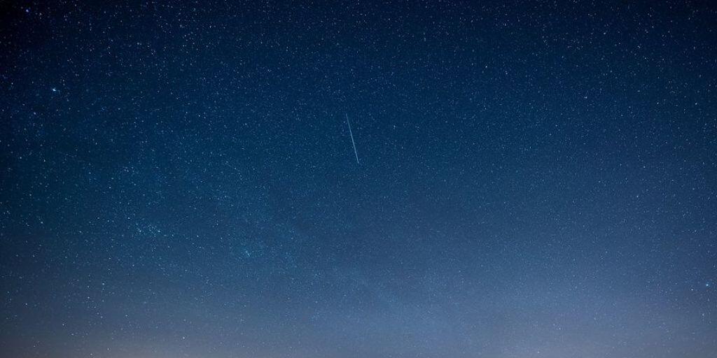 Eine Sternschnuppe aus dem Meteorschauer der Geminiden zieht in der Nacht auf den 14. Dezember 2015 ihren Leuchtschweif über dem Pilatus. Übernächsten Samstag ist es wieder so weit. (KEYSTONE/Petra Bischoff)