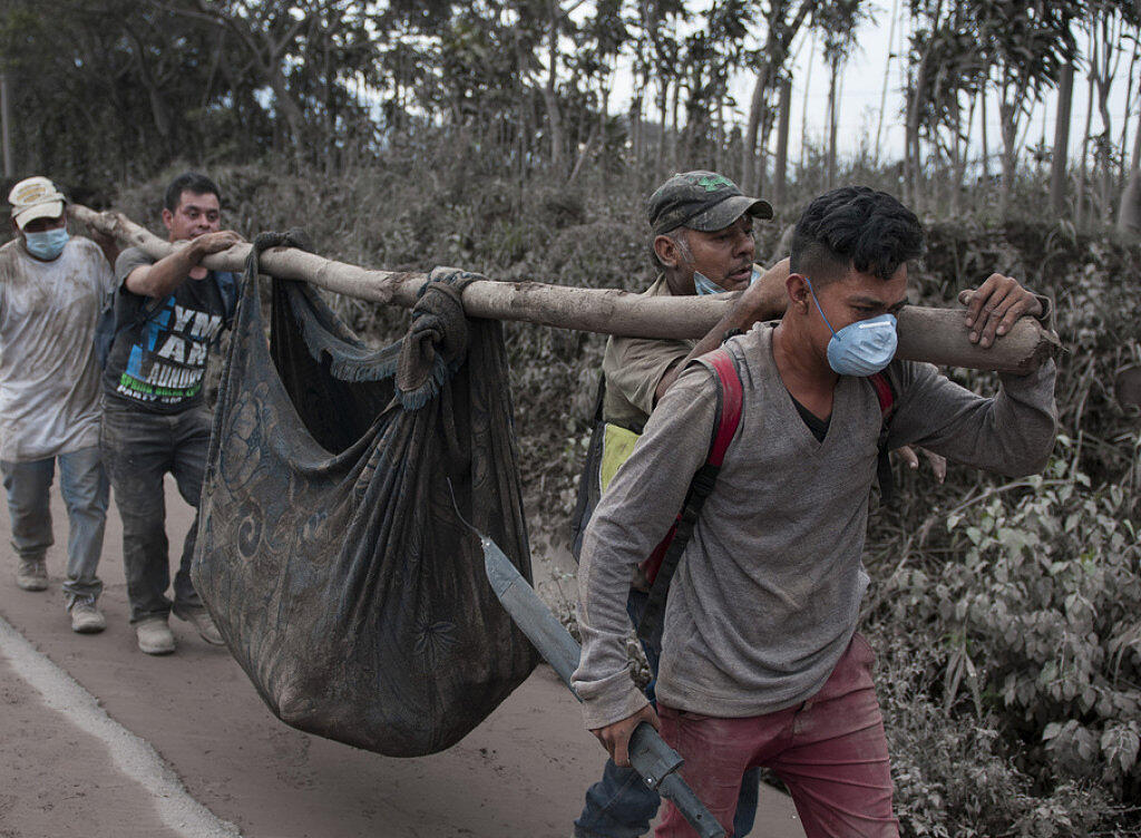 Helfer bergen ein Opfer des verheerenden Vulkanausbruchs in Guatemala.