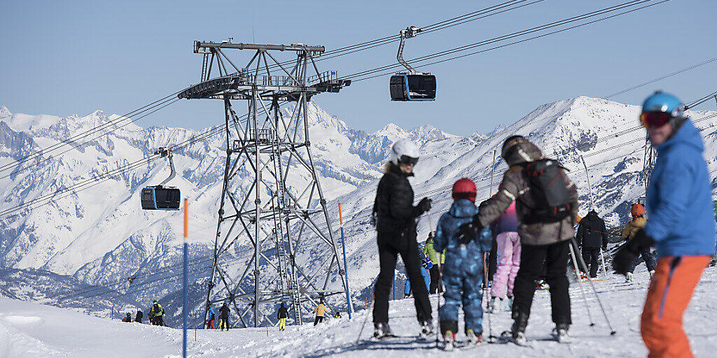 Die Schweizer Seilbahnen ziehen eine positive Bilanz zur Halbzeit der laufenden Wintersaison. Bis Ende Januar stiegen die Gästezahlen im Vergleich zum mehrjährigen Durchschnitt deutlich an.(Archivbild aus Zermatt)