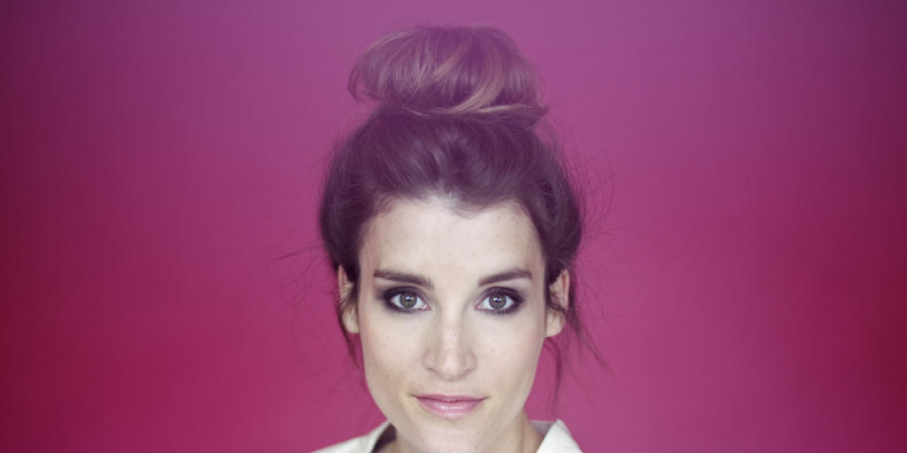 Auf zu neuen Ufern: Lina Button, die auf ihrem neuen Album mit den Vorzügen der Popmusik experimentiert, wirkt vielseitiger und frischer als bisher (Pressebild) Auf zu neuen Ufern: Lina Button, die auf ihrem neuen Album mit den Vorzügen der Popmusik experimentiert, wirkt vielseitiger und frischer als bisher (Pressebild)