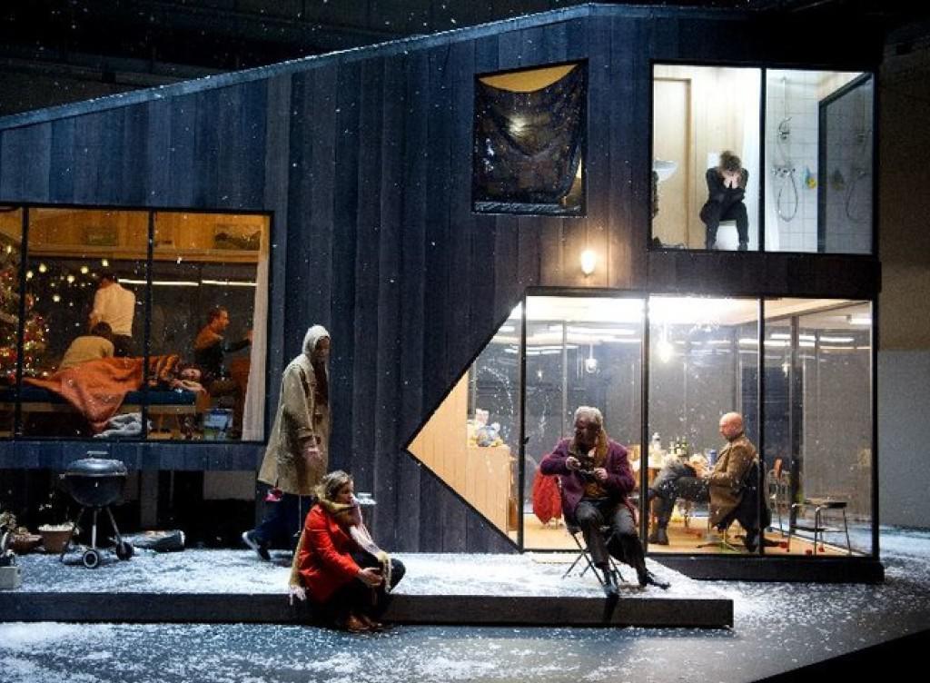 Simon Stones radikale Tschechow-Überschreibung "Drei Schwestern" am Theater Basel wurde in der Kritikerumfrage der Fachzeitschrift "Theater heute" zum "Stück des Jahres" gewählt. (zVg Theater Basel) Simon Stones radikale Tschechow-Überschreibung "Drei Schwestern" am Theater Basel wurde in der Kritikerumfrage der Fachzeitschrift "Theater heute" zum "Stück des Jahres" gewählt. (zVg Theater Basel)