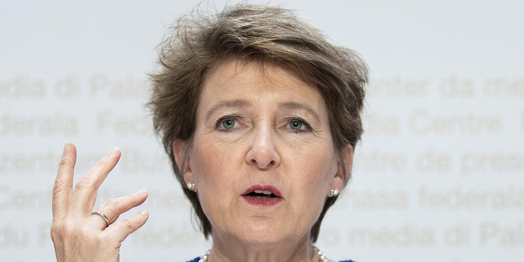 Umweltministerin Simonetta Sommaruga präsentiert das Klimapaket, das der Bundesrat der Verwaltung verordnet. Die Bundesangestellten sollen weniger fliegen - und wenn, dann Economy statt Business. Umweltministerin Simonetta Sommaruga präsentiert das Klimapaket, das der Bundesrat der Verwaltung verordnet. Die Bundesangestellten sollen weniger fliegen - und wenn, dann Economy statt Business.