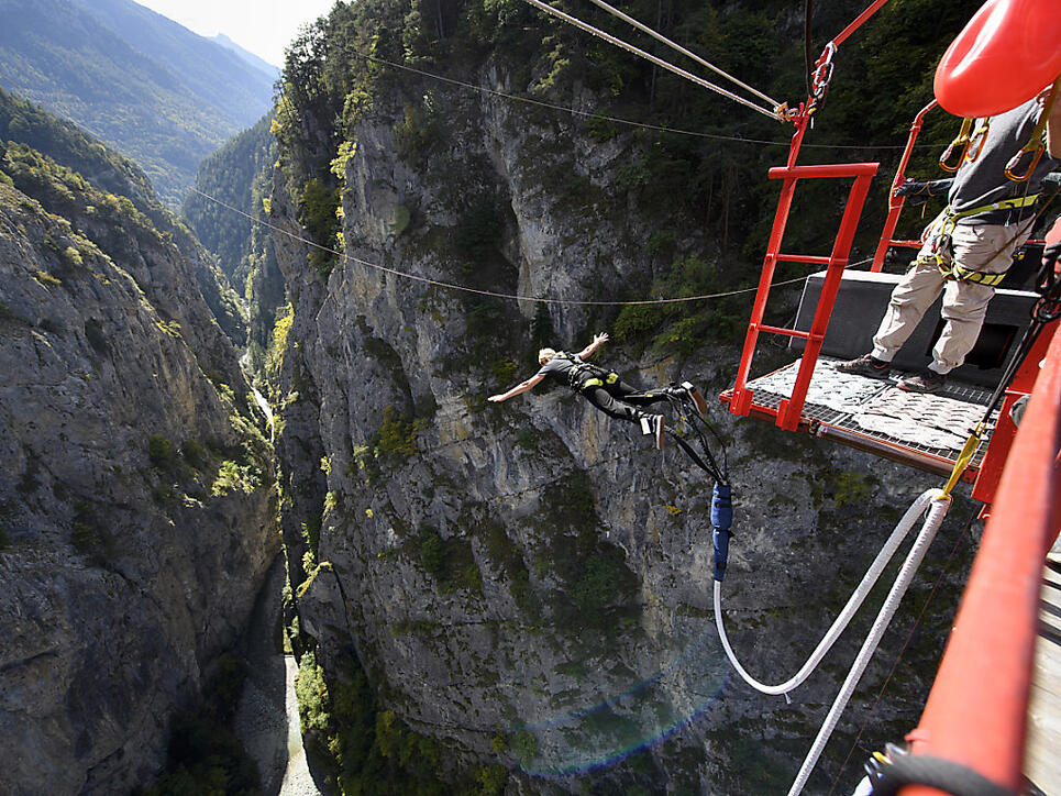 Für manche eine Mutprobe, für andere Leichtsinn: Eine Bungee-Jumperin springt von der Hängebrücke bei Niouc im Walliser Val d'Anniviers. (Archivbild)