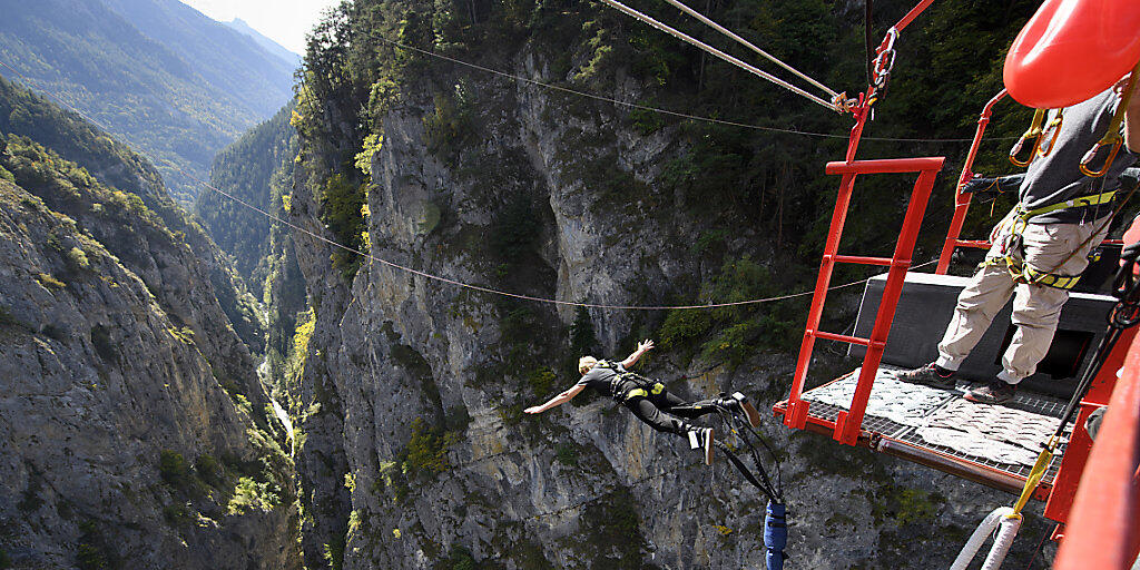 Für manche eine Mutprobe, für andere Leichtsinn: Eine Bungee-Jumperin springt von der Hängebrücke bei Niouc im Walliser Val d'Anniviers. (Archivbild)