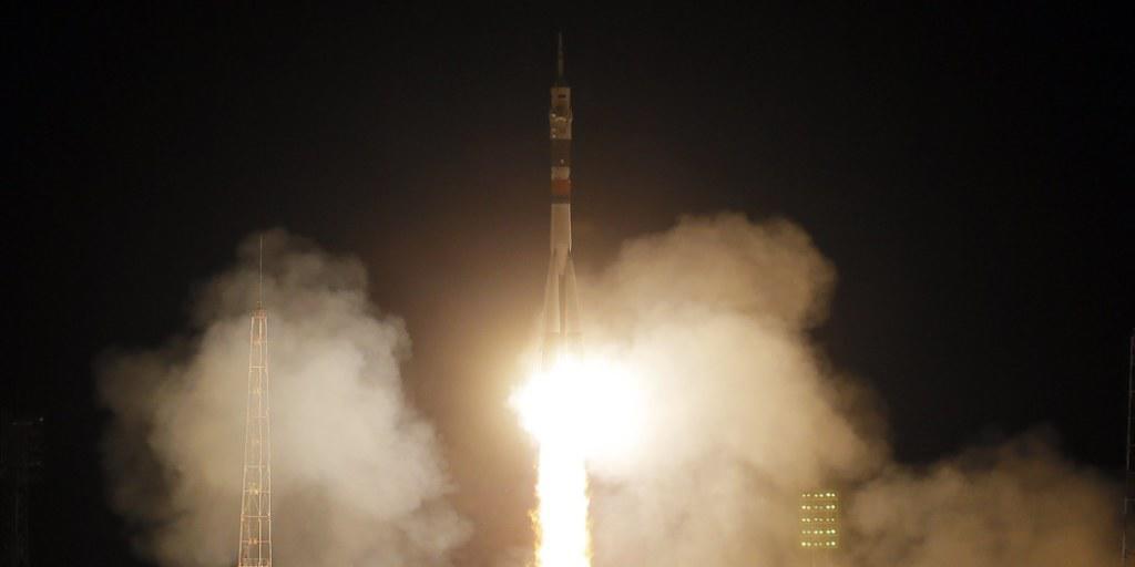 Start geglückt: Die russische Sojus-Rakete startet mit drei Raumfahrern vom Weltraumbahnhof Baikonur in Kasachstan zur internationalen Raumstation ISS.