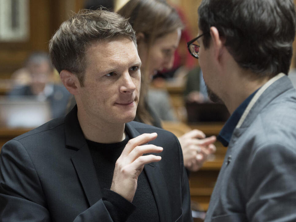 Der Aargauer Grünen-Nationalrat Jonas Fricker (links) zieht die Konsequenzen aus einem Votum zu Auschwitz im Nationalrat und tritt zurück. (Archivbild)