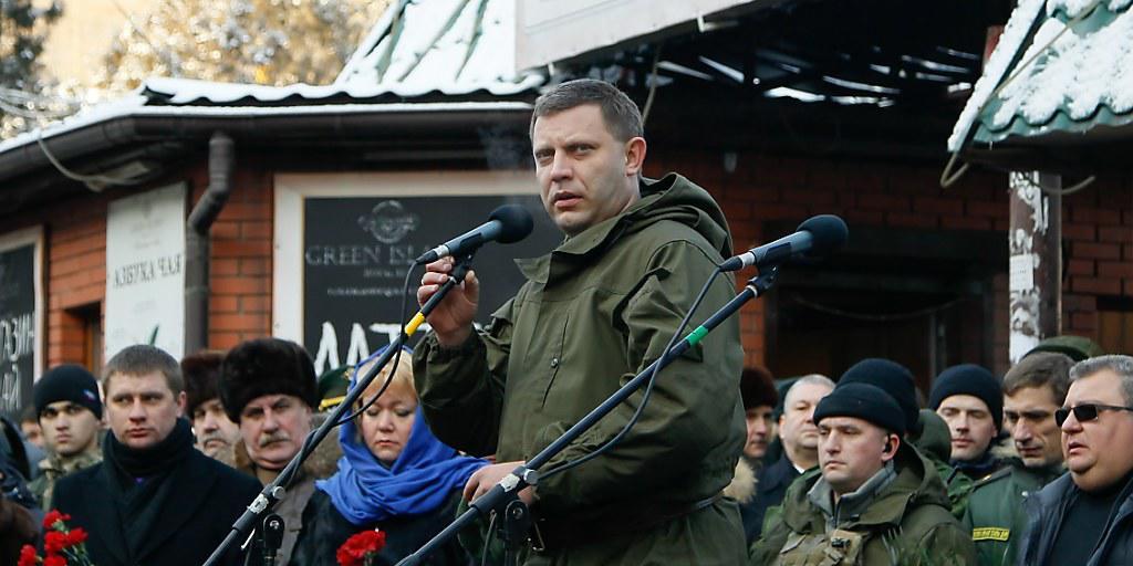 Der prorussische Rebellenanführer Alexander Sachartschenko im Zentrum von Donezk, der Hauptstadt der selbsternannten Volksrepublik Donezk - russisch: Donezkaja Narodnaja Respublika (in einer Aufnahme vom Januar 2016). Der prorussische Rebellenanführer Alexander Sachartschenko im Zentrum von Donezk, der Hauptstadt der selbsternannten Volksrepublik Donezk - russisch: Donezkaja Narodnaja Respublika (in einer Aufnahme vom Januar 2016).